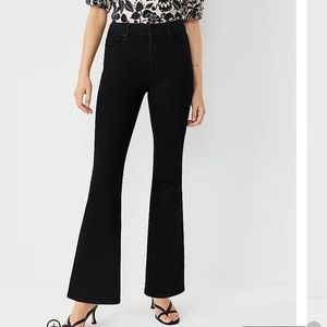 Ann Taylor Sculpting Pocket Mid Rise Boot Cut Jeans in Black nwt